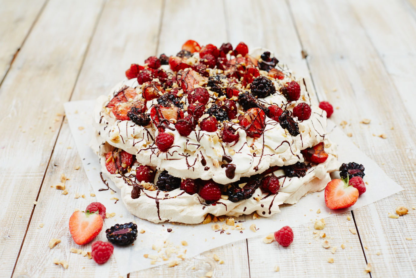 https://img.jamieoliver.com/home/wp-content/uploads/2017/07/MattRussell_Eton_Mess_36.jpg