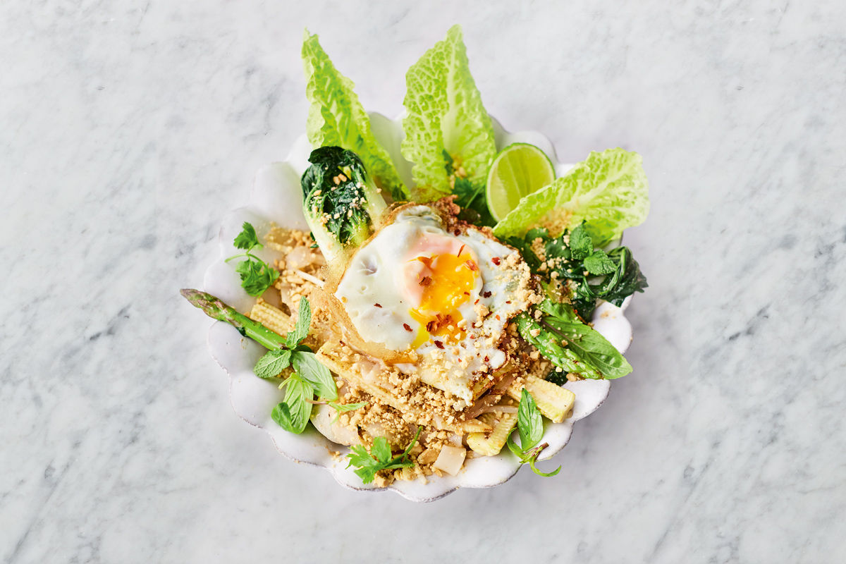 https://img.jamieoliver.com/home/wp-content/uploads/2021/02/pad-thai_feature_foodwaste.jpg