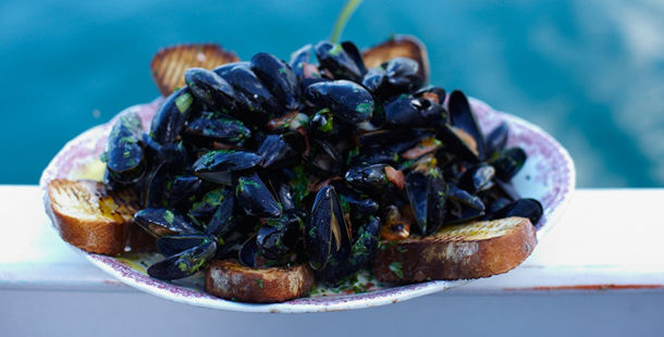 mussels cooked in herbs and toasted bread on the side