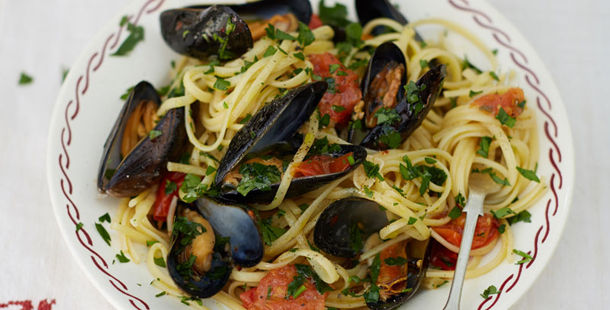 mussel linguine pasta dish with tomatoes and herbs