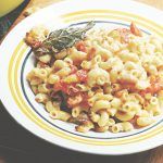 macaroni cheese with bacon and herbs on top