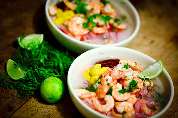 prawns with sauce and lime slices