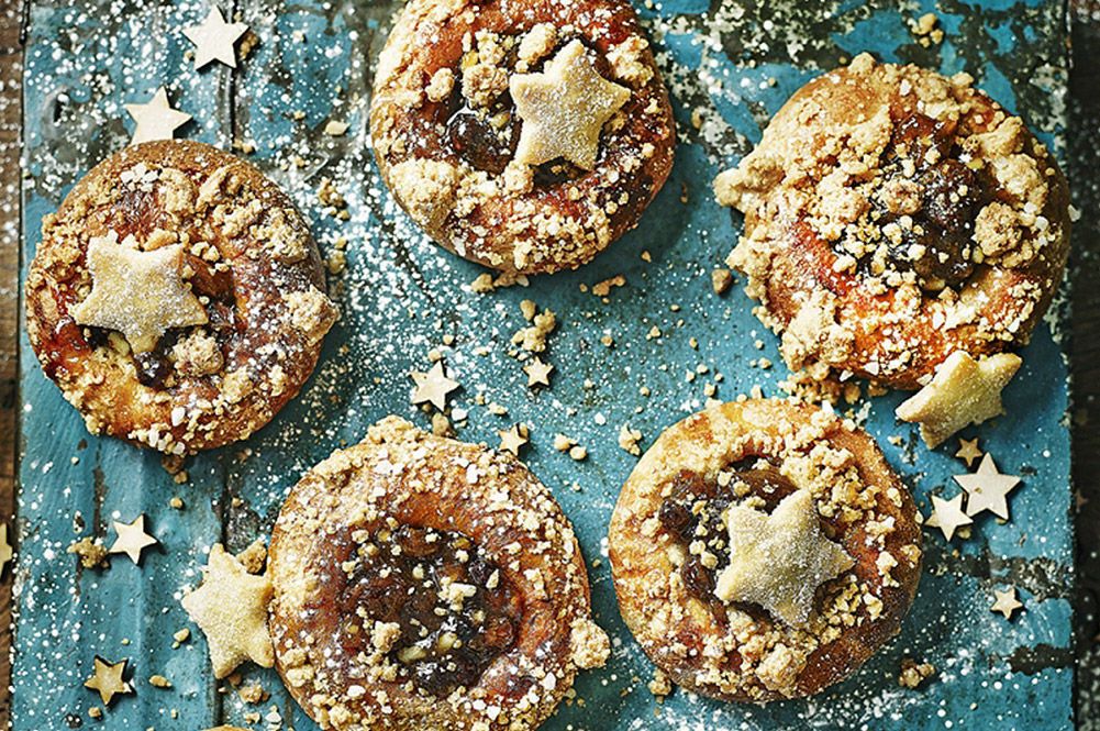 christmas pudding treats - mince pies with star pastry tops and icing sugar