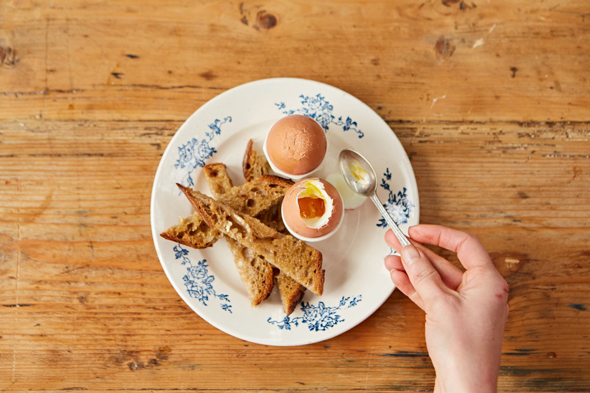 https://img.jamieoliver.com/home/wp-content/uploads/features-import/2016/10/Boiled_Egg_Gif_076_preview.jpg