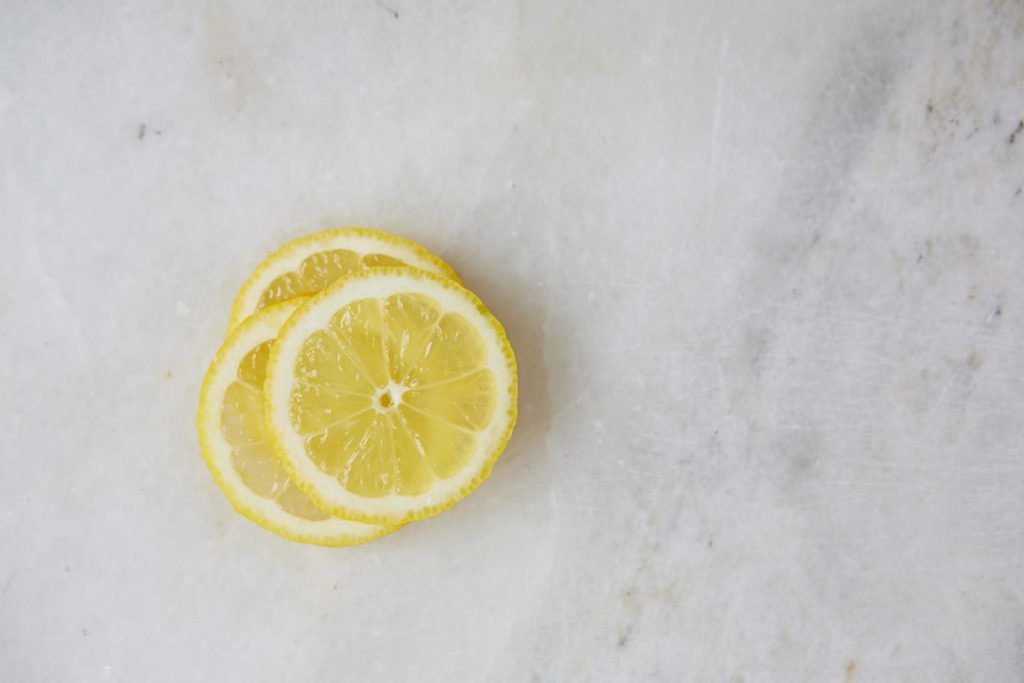 lemons and 5 things to do with them - lemon slices
