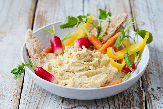 Houmous with carrots, radishes and pita bread
