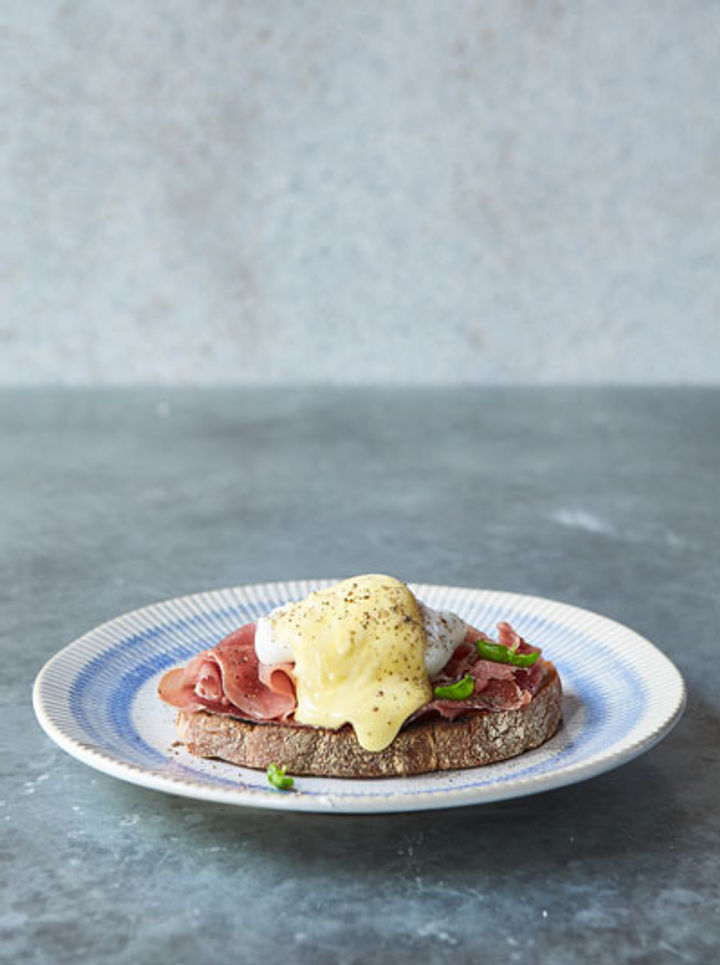 eggs benedict with proscuitto on toast