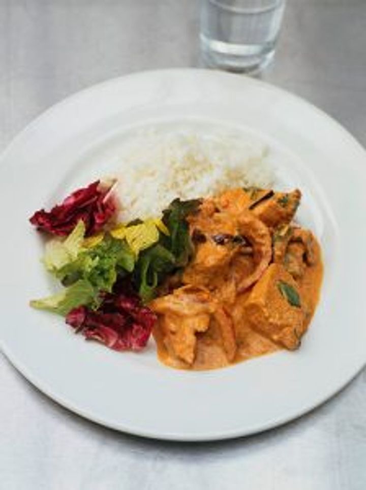 Chicken tikka masala with rice and salad
