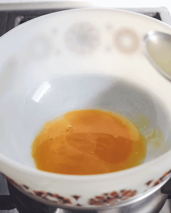 GIF of lemon juice being added to egg yolks