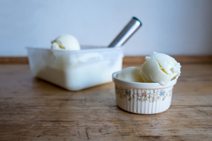 Image of a tub of gelato and a small bowl with scoops of gelato in it