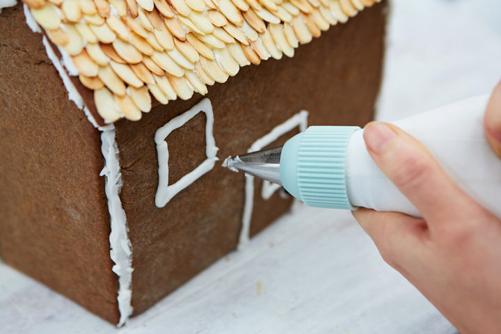 gingerbreadhouse_decorating