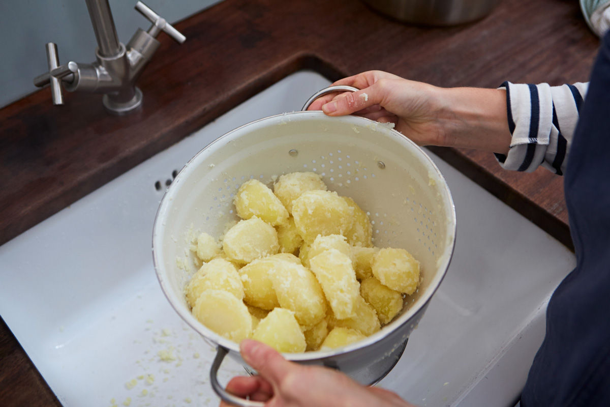 Картошка на оливковом масле. Джейми Оливер картошка. Картофель по рецепту Джейми Оливера. Джейми Оливер печеная картошка. Промыть натертый картофель в дуршлаге.