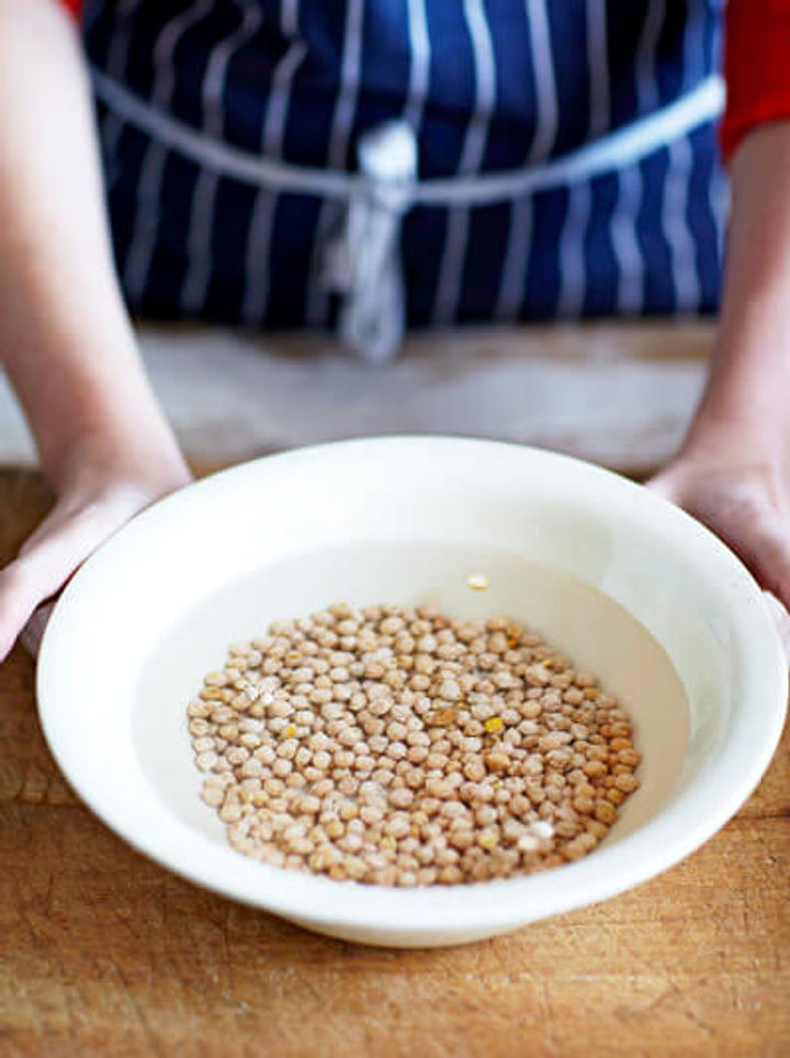 Image of a bowl of chickpeas soaking in water