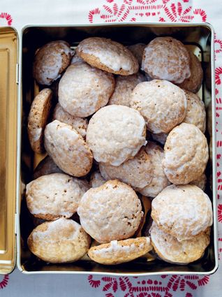 White pepper spiced biscuits