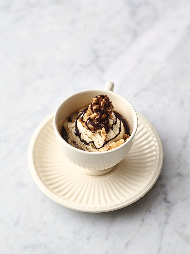 Mysterieus financieel Kom langs om het te weten Walnut-whip affogato | Chocolate recipes | Jamie Oliver recipes