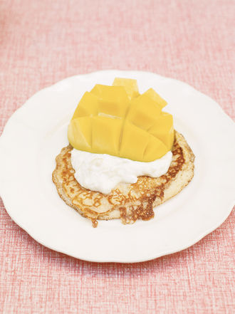 One-cup pancakes, tropical yoghurt & mango