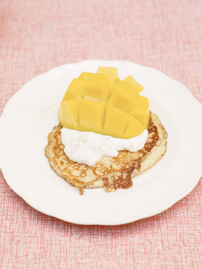 Kinderleichte pancakes mit bananen-kokos-joghurt und mango