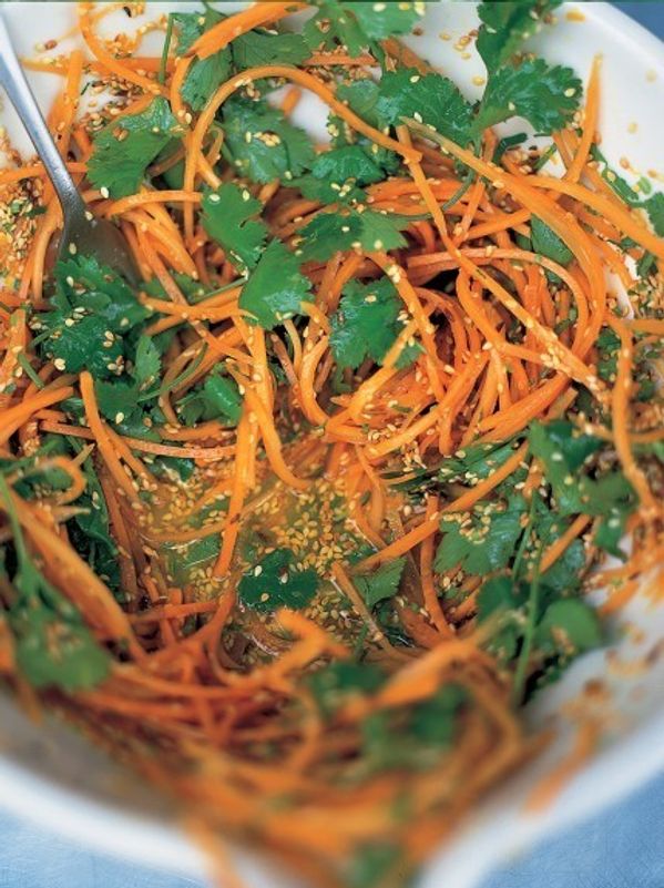 Salada crocante de cenoura e coentros