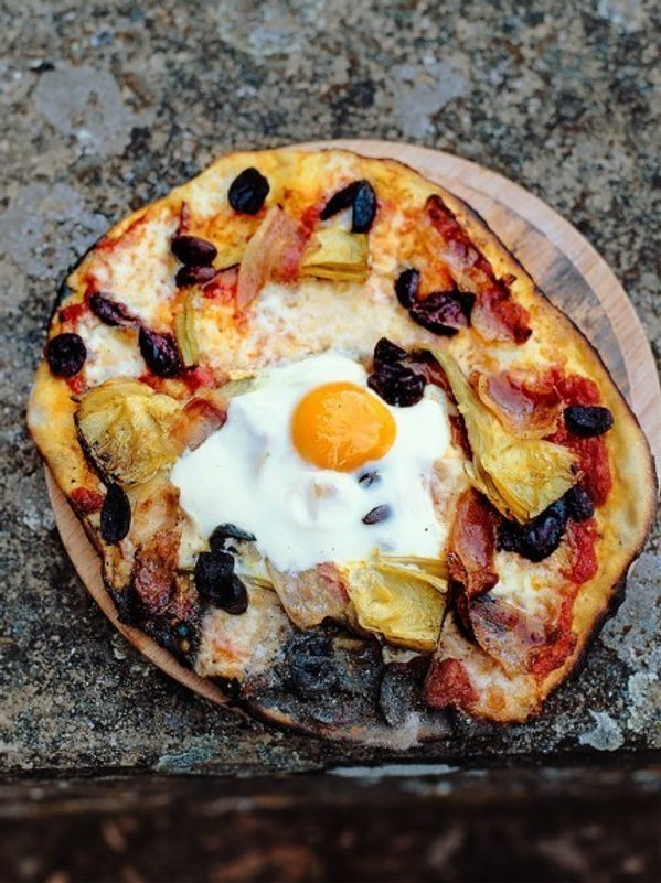 Egg, prosciutto, artichokes, olives, mozzarella, tomato sauce and basil pizza topping