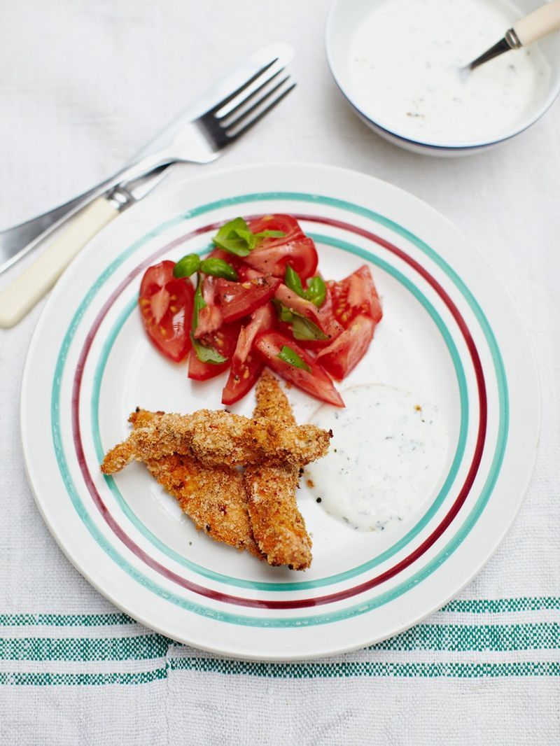 Crunchy chicken pieces with a herby yoghurt dip