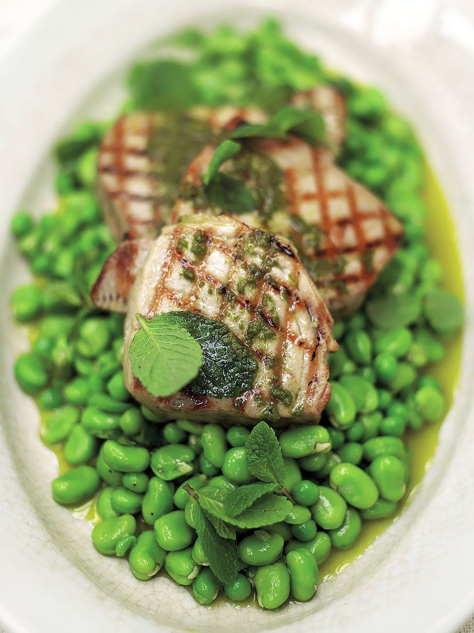 Gegrilde tonijn met oregano olie en prahctige aangemaakte doperwtjes en tuinbonen