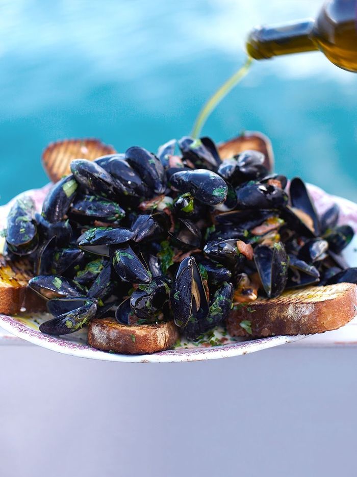 Creamy mussels with smoky bacon & cider