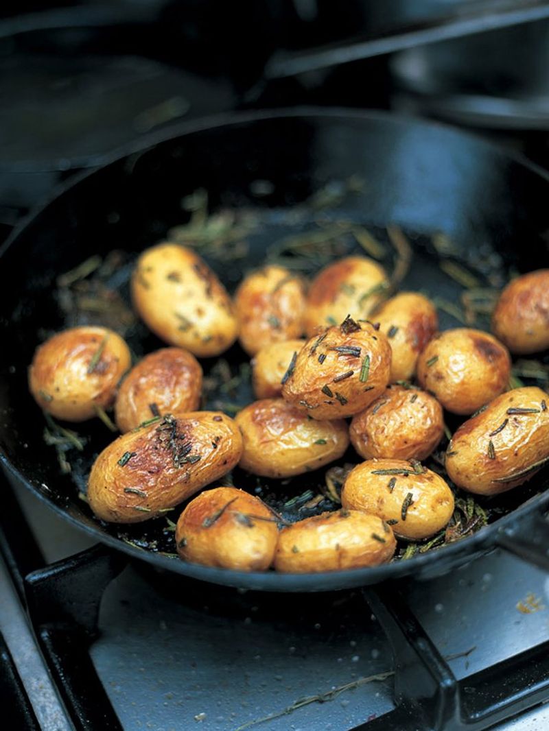 Gebakken nieuwe aardappeltjes met zeezout en rozemarijn