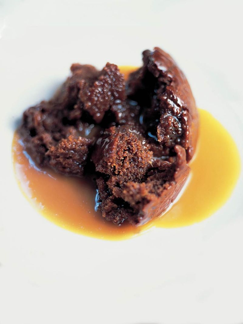 Schokoladen-dattel-»pudding« mit sahne-karamellsauce
