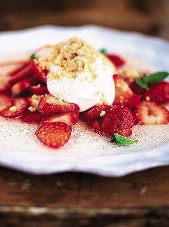 Strawberries with yoghurt, Prosecco and shortbread