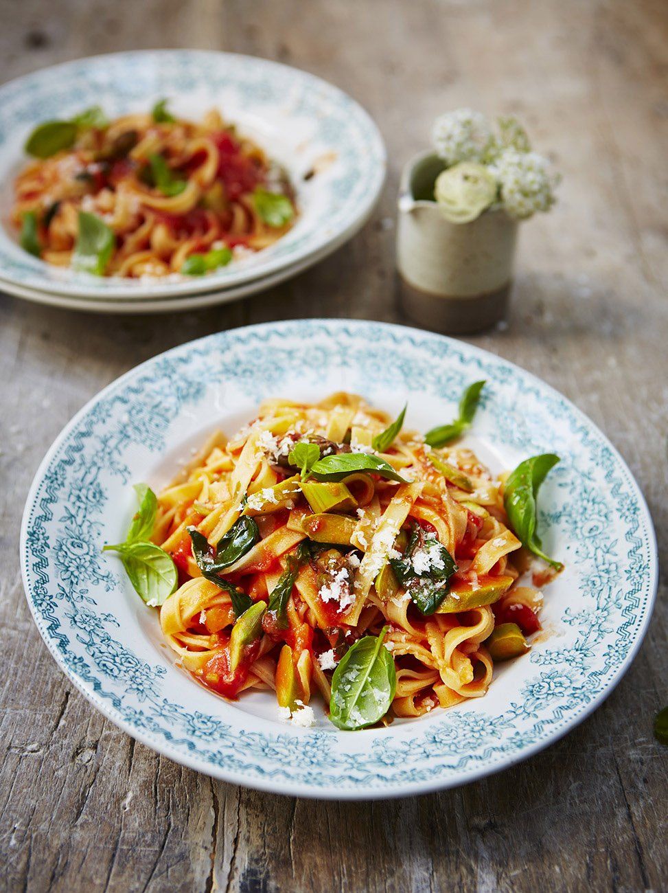 Tagliatelle with asparagus and tomato