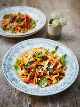 Tagliatelle with asparagus and tomato