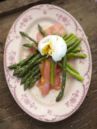 Blanched asparagus – poached egg – fresh smoked salmon