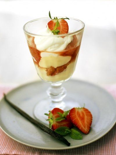 Quick individual strawberry and vanilla trifles