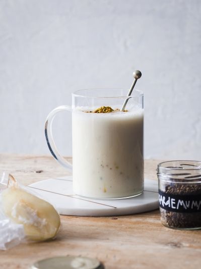 Oat, pear & cardamom smoothie