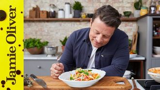 3 minute tomato pasta sauce: Jamie Oliver & Davina McCall